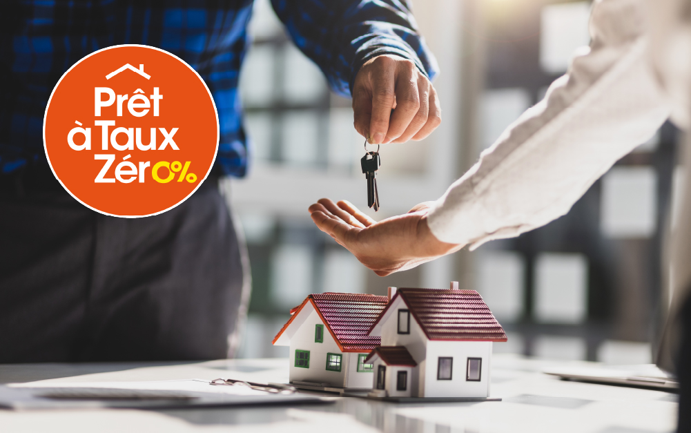 Remise de clés à un nouvel acheteur devant une maquette de maison, avec le logo Prêt à Taux Zéro