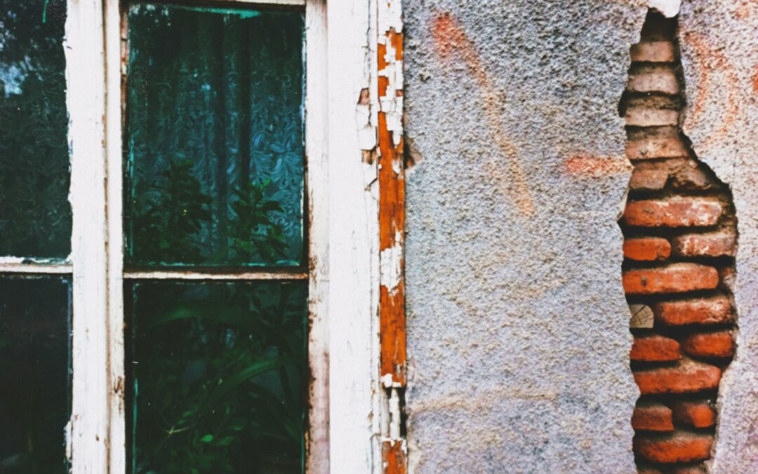 Fissures sur les murs : comment les traiter efficacement ?